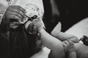 Fotografii de la botez, cu emoții autentice și momente de familie. Portretul copilului, detalii cu lumânări și cadre pline de căldură suflet