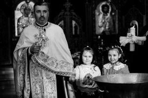 Fotografii de la botez, cu emoții autentice și momente de familie. Portretul copilului, detalii cu lumânări și cadre pline de căldură suflet