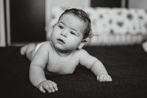 Fotografii de la botez, cu emoții autentice și momente de familie. Portretul copilului, detalii cu lumânări și cadre pline de căldură suflet