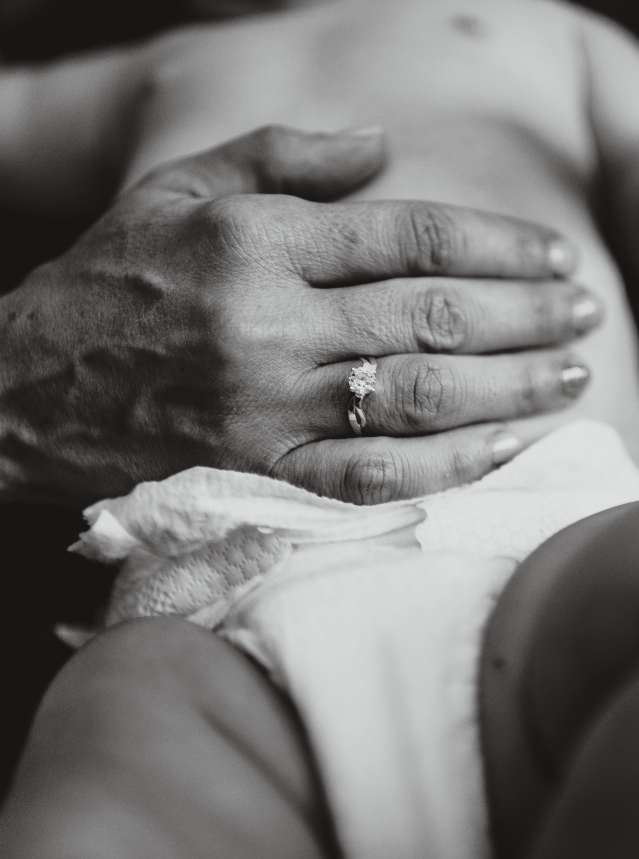Fotografii de la botez, cu emoții autentice și momente de familie. Portretul copilului, detalii cu lumânări și cadre pline de căldură suflet
