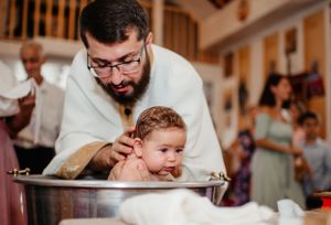 Fotografii de la botez, cu emoții autentice și momente de familie. Portretul copilului, detalii cu lumânări și cadre pline de căldură suflet
