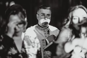 Fotografii de la botez, cu emoții autentice și momente de familie. Portretul copilului, detalii cu lumânări și cadre pline de căldură suflet