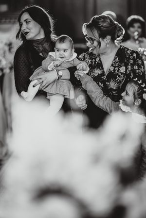 Fotografii de la botez, cu emoții autentice și momente de familie. Portretul copilului, detalii cu lumânări și cadre pline de căldură suflet