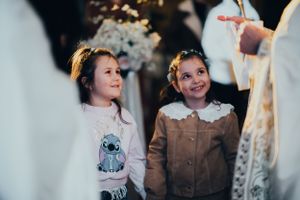 Fotografii de la botez, cu emoții autentice și momente de familie. Portretul copilului, detalii cu lumânări și cadre pline de căldură suflet