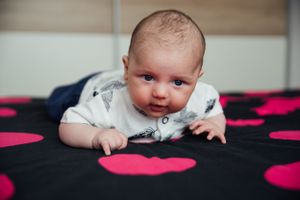 Fotografii de la botez, cu emoții autentice și momente de familie. Portretul copilului, detalii cu lumânări și cadre pline de căldură suflet