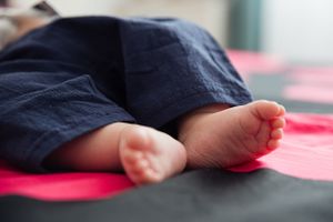 Fotografii de la botez, cu emoții autentice și momente de familie. Portretul copilului, detalii cu lumânări și cadre pline de căldură suflet
