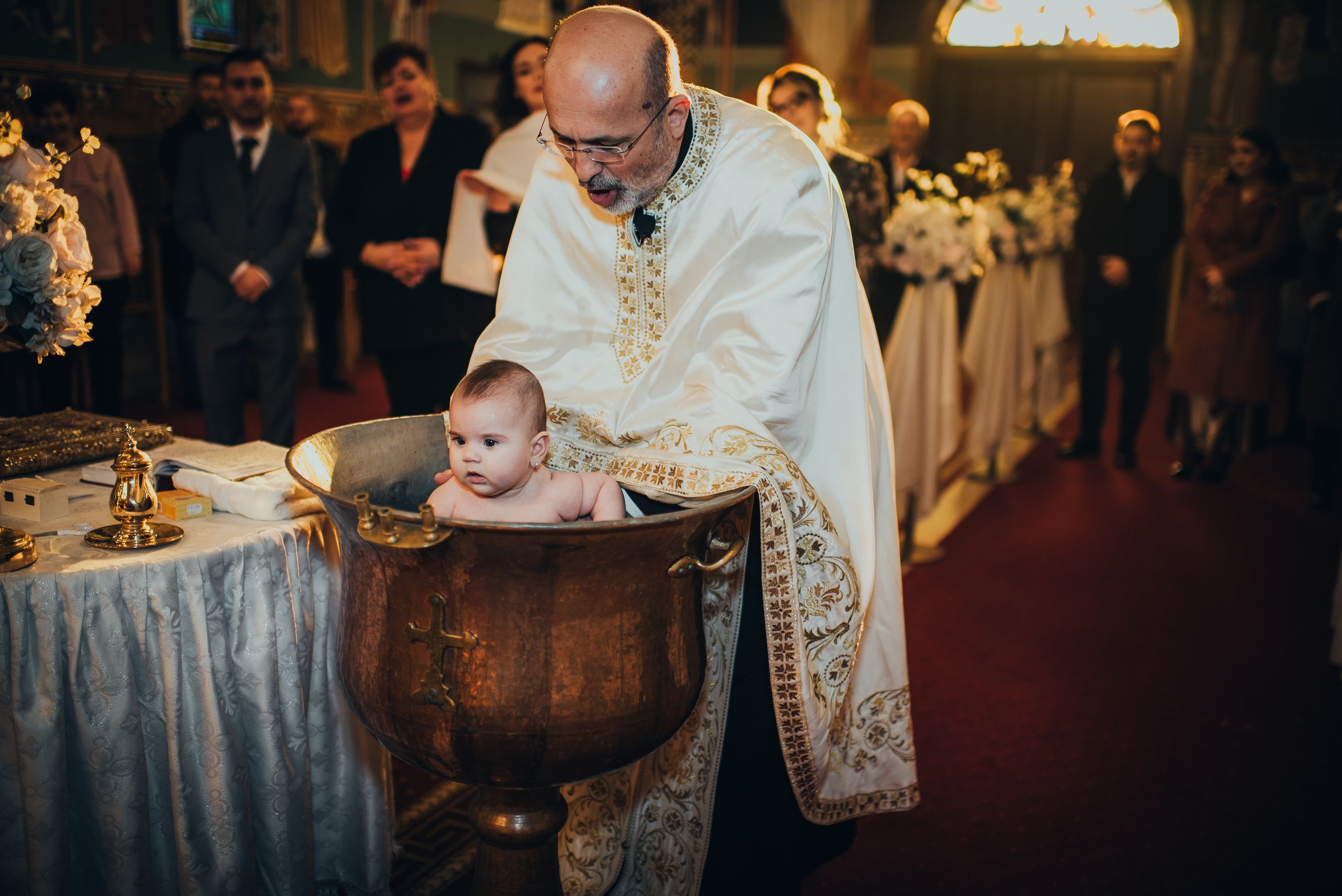 Fotografii de la botez, cu emoții autentice și momente de familie. Portretul copilului, detalii cu lumânări și cadre pline de căldură suflet