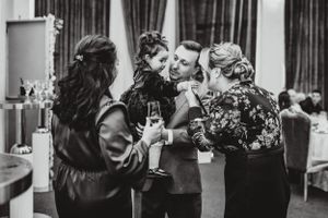 Fotografii de la botez, cu emoții autentice și momente de familie. Portretul copilului, detalii cu lumânări și cadre pline de căldură suflet