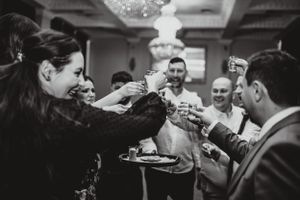 Fotografii de la botez, cu emoții autentice și momente de familie. Portretul copilului, detalii cu lumânări și cadre pline de căldură suflet
