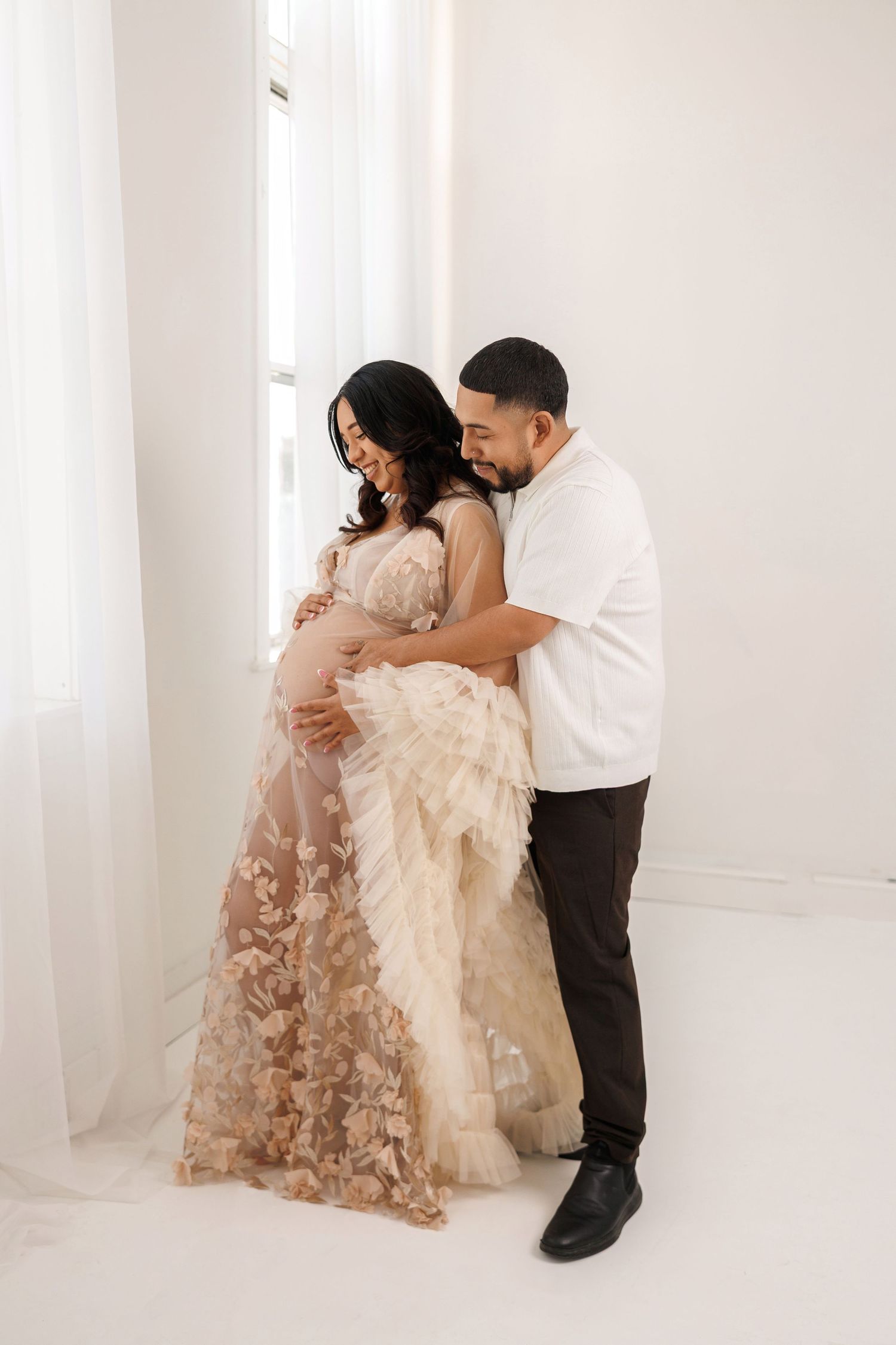 Chicago luxury maternity photography session showcasing elegant studio maternity portraits. Fine art maternity images for modern expecting m