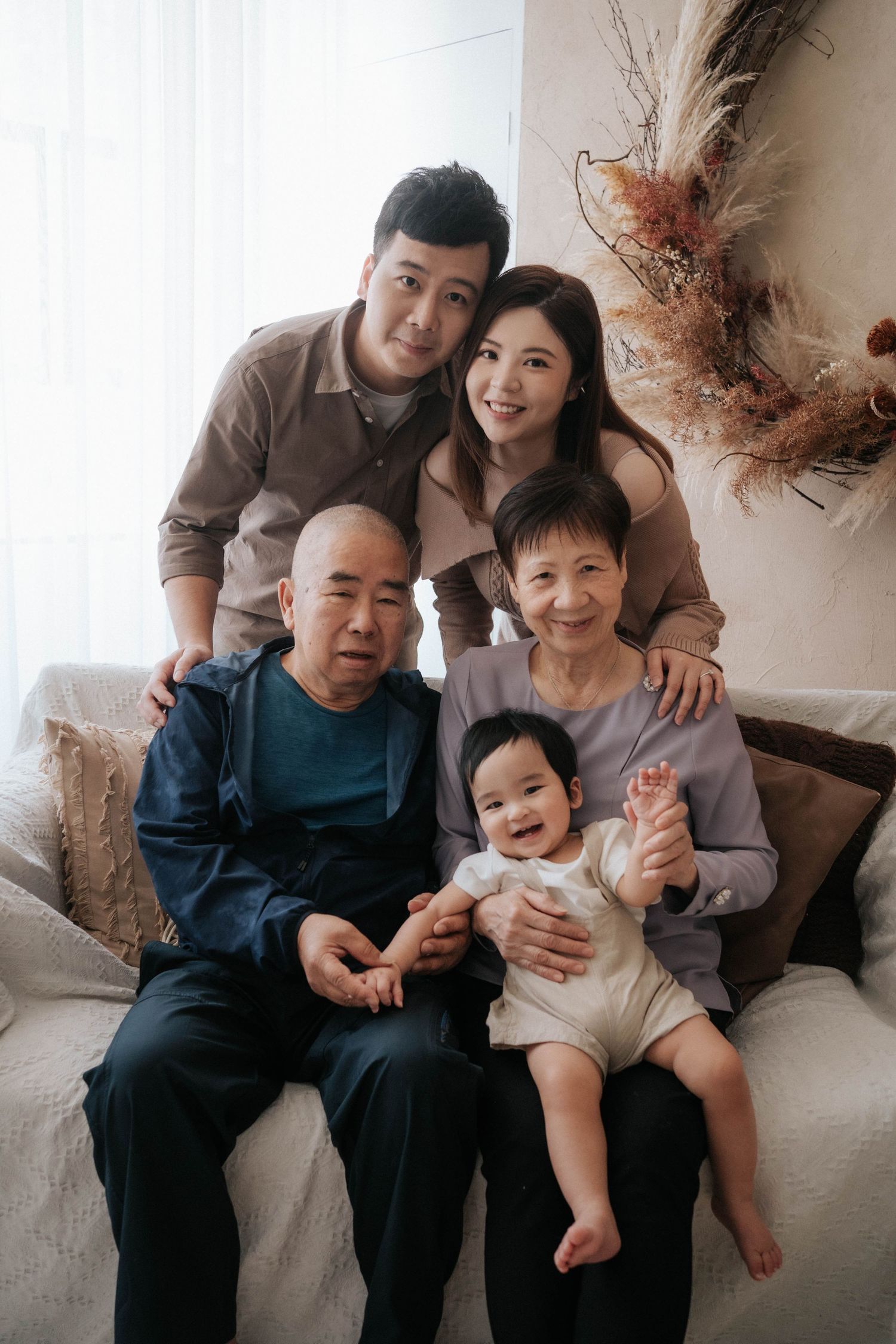 A cake smash photography session featuring white balloons, greenery decorations, and rustic wooden elements.以白色氣球、綠色植物裝飾和質樸的木質元素為特色的蛋糕砸臉攝影。