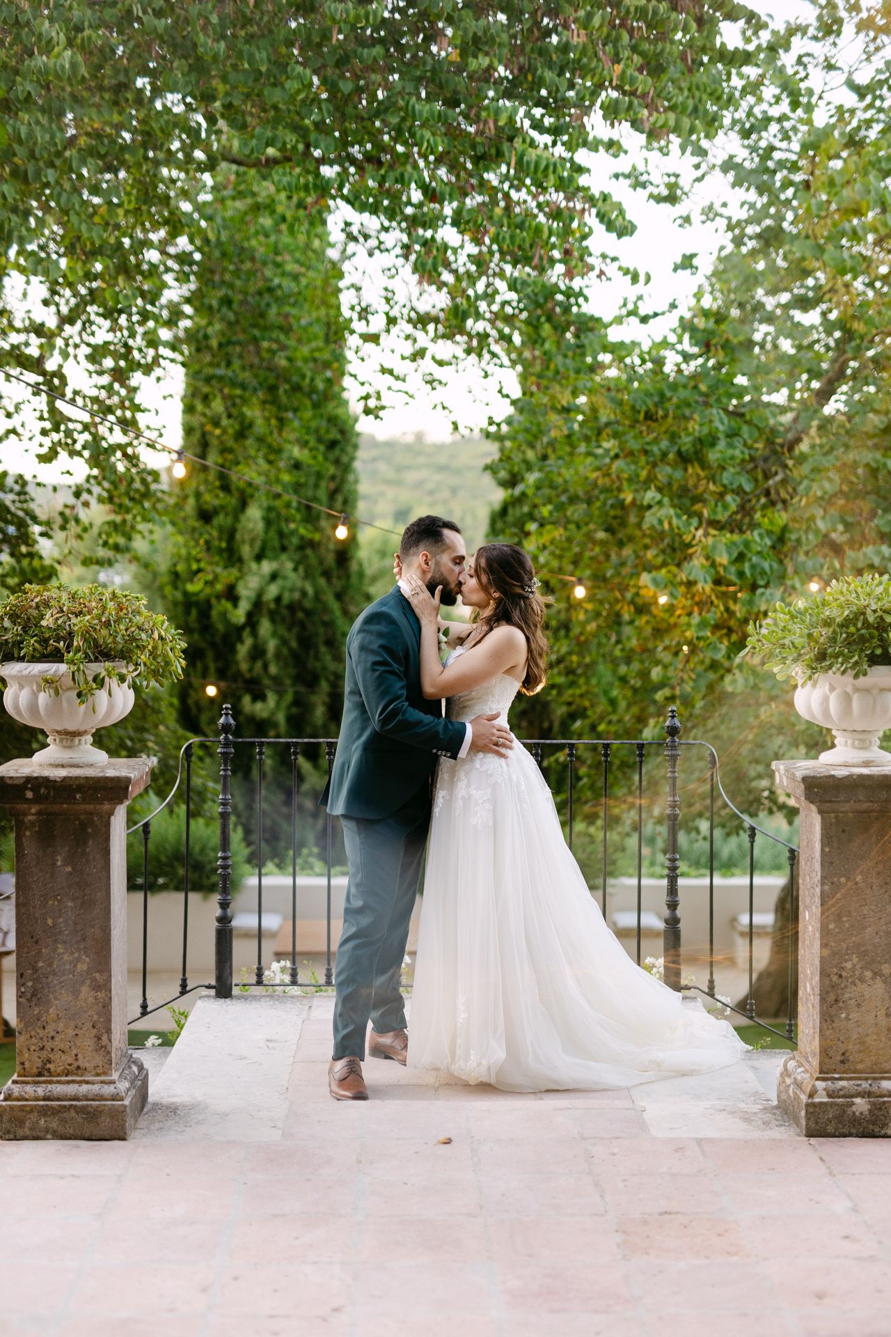 Bride and groom surrounded by warm evening light in solar de pancas, Alenquer