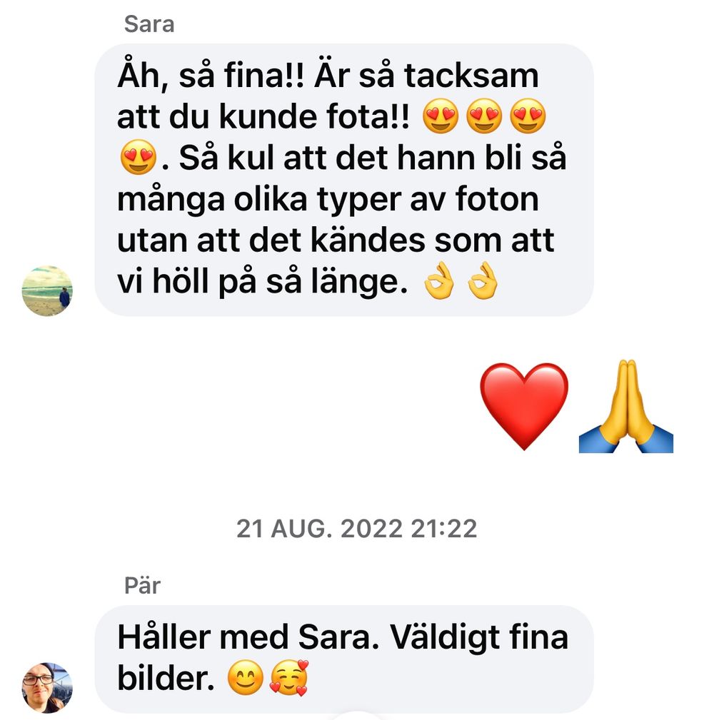 Swedish text message conversation with compliments about photos, featuring heart and prayer hand emojis, dated August 21, 2022.