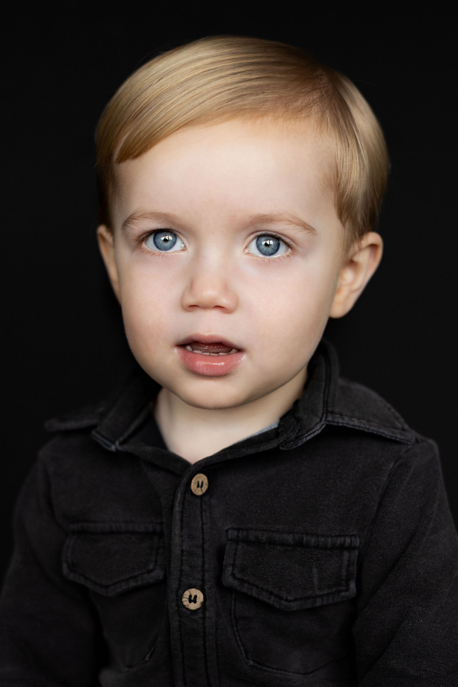professionele portretfotografie kind zwart witte achtergrond