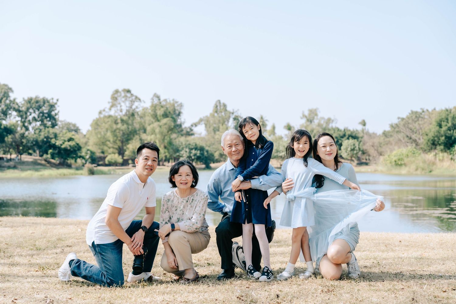 全家福多久拍一次？屏東家庭寫真與全家福拍攝推薦，渴望影像透過家庭寫真與全家福拍攝示意，透過專業攝影紀錄家人之間的互動與情感。渴望影像提供屏東、高雄家庭寫真與全家福拍攝服務，包含正式合照、自然互動與生活感紀錄，透過光線控制、構圖安排與後製調色，留下不同人生階段最完整的家庭影像紀錄。