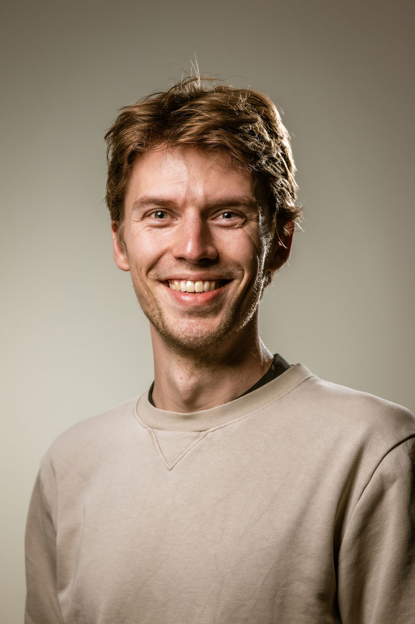 Professioneel LinkedIn portret van jonge ondernemer, studiofoto met glimlach voor sterke profielfoto op LinkedIn en zakelijke uitstraling