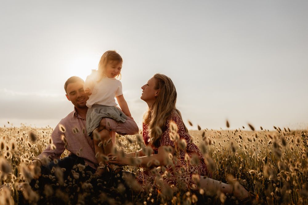 Séance photo famille lifestyle en extérieur dans les dunes, à Erdeven, dans le Morbihan