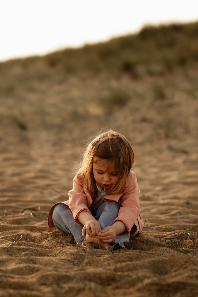 Séance photo famille lifestyle en extérieur dans les dunes, à Erdeven, dans le Morbihan