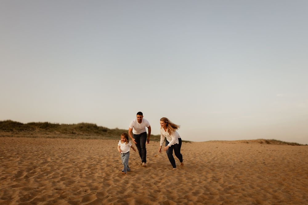 Séance photo famille lifestyle en extérieur dans les dunes, à Erdeven, dans le Morbihan