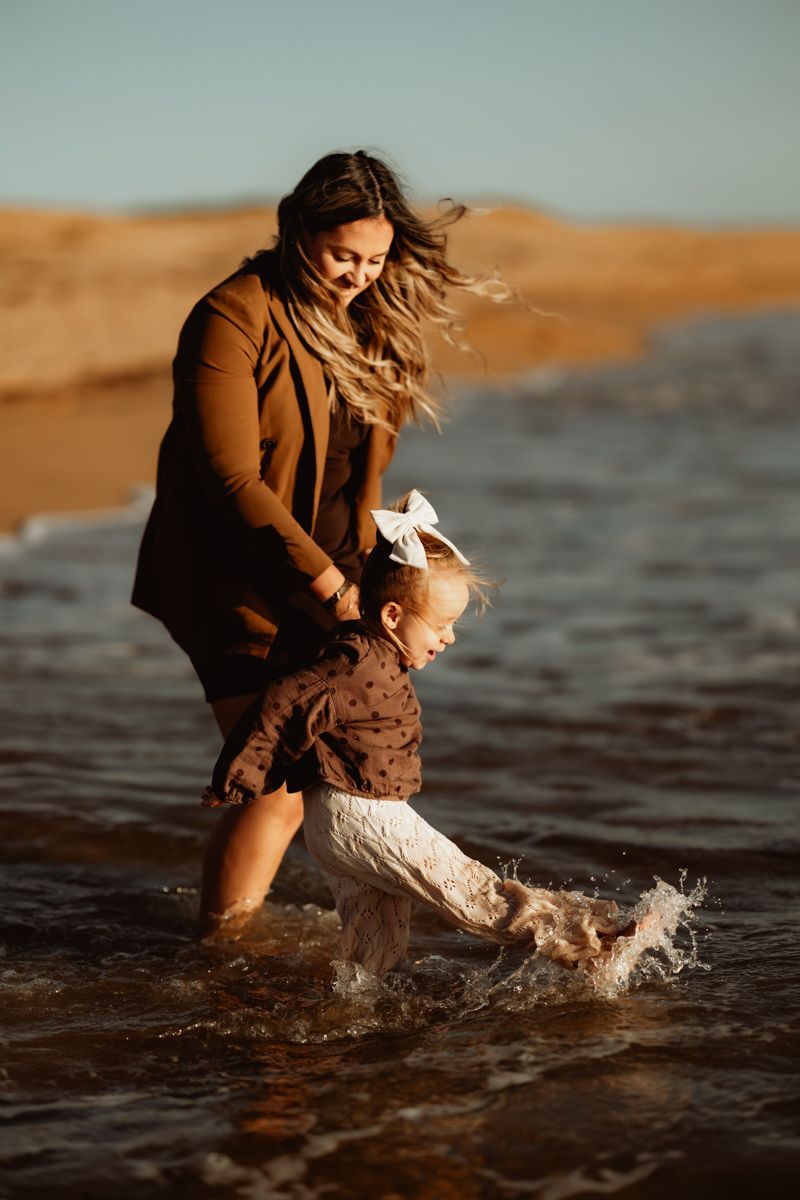Séance photo famille à la mer, à Erdeven, dans le Morbihan. Alice Gondelle