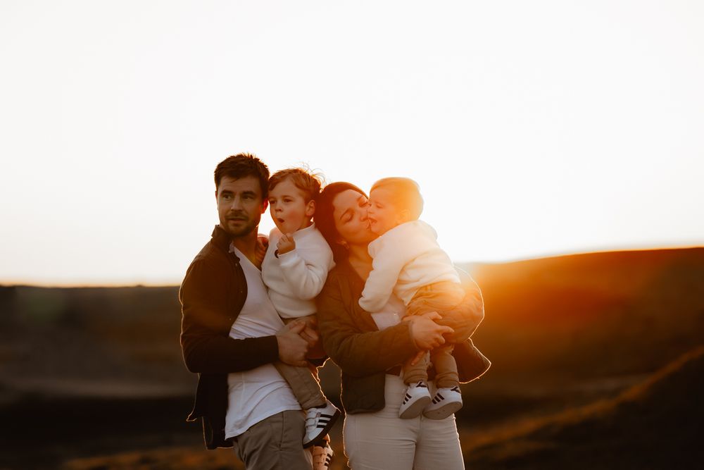 Séance photo famille lifestyle en extérieur dans les dunes, à Erdeven, dans le Morbihan