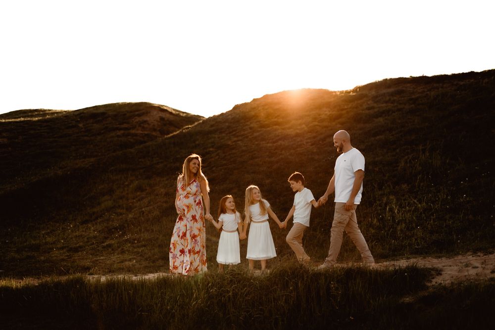 Séance photo famille en extérieur dans les dunes, à Erdeven, dans le Morbihan. Alice Gondelle