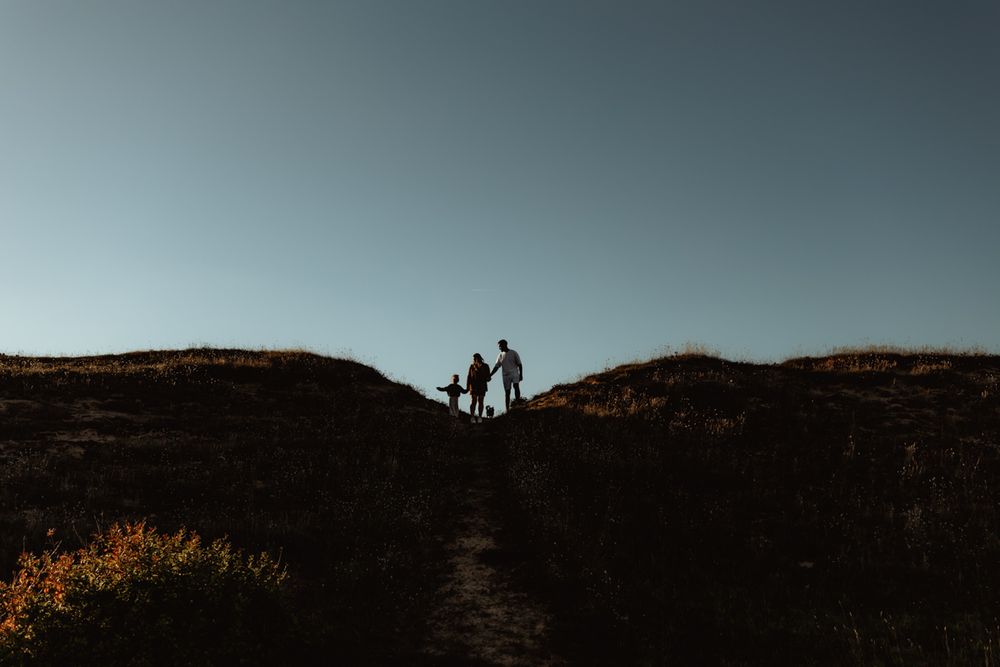 Séance photo famille en extérieur dans les dunes, à Erdeven, dans le Morbihan. Alice Gondelle