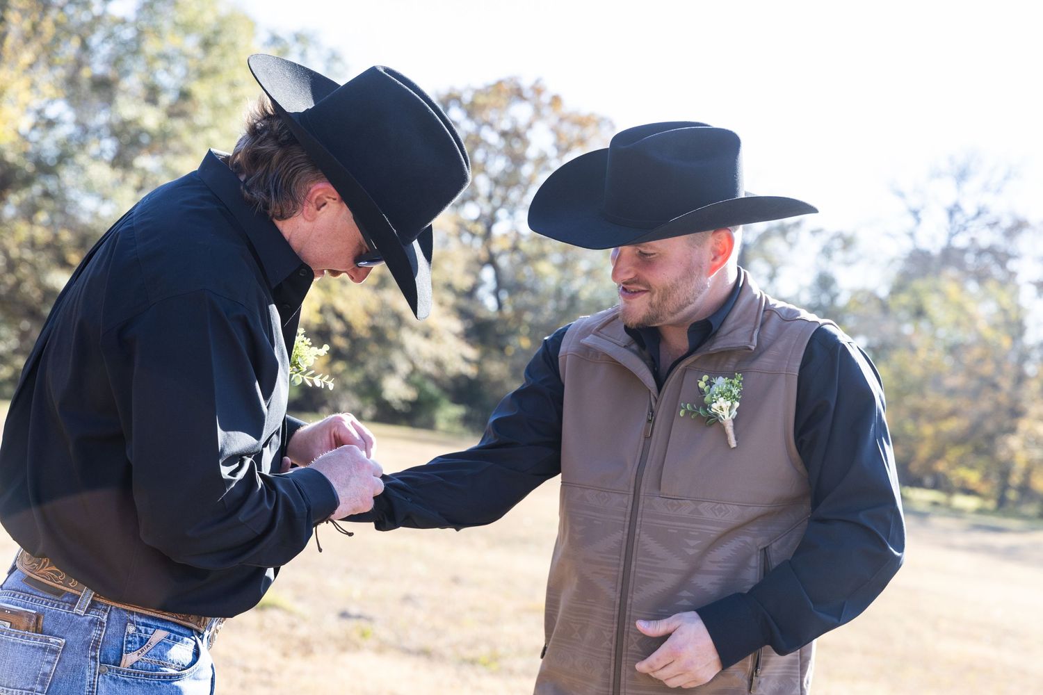 best man helping groom button sleeves