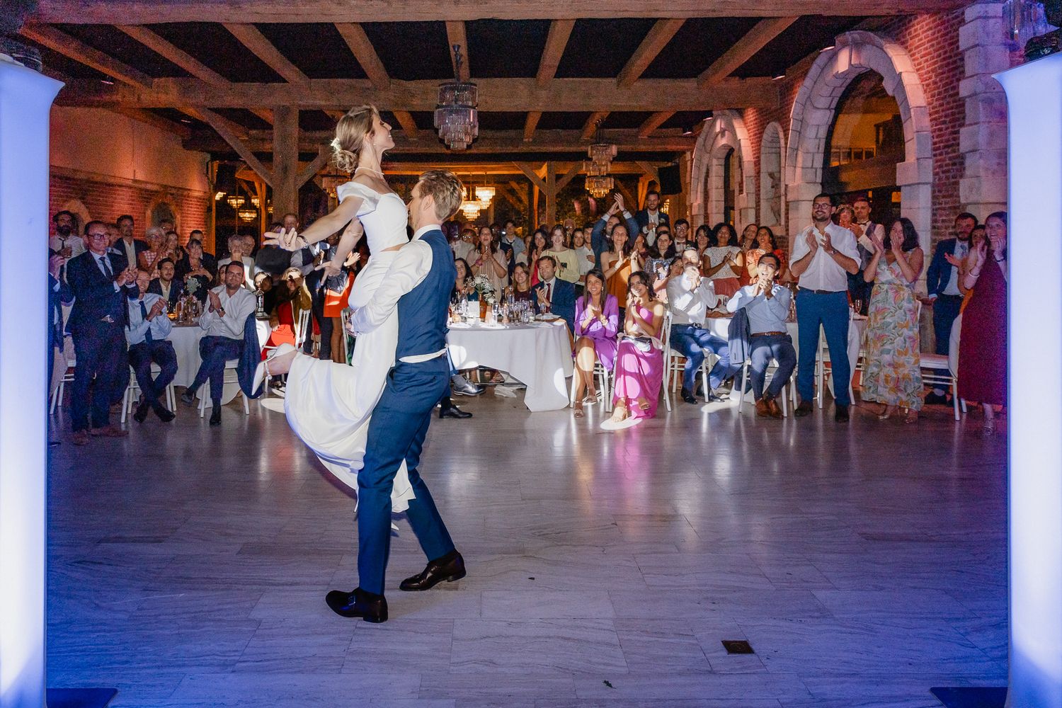 Reportage mariage Lille : premiere danse romantique des maries sous les applaudissements des invites.