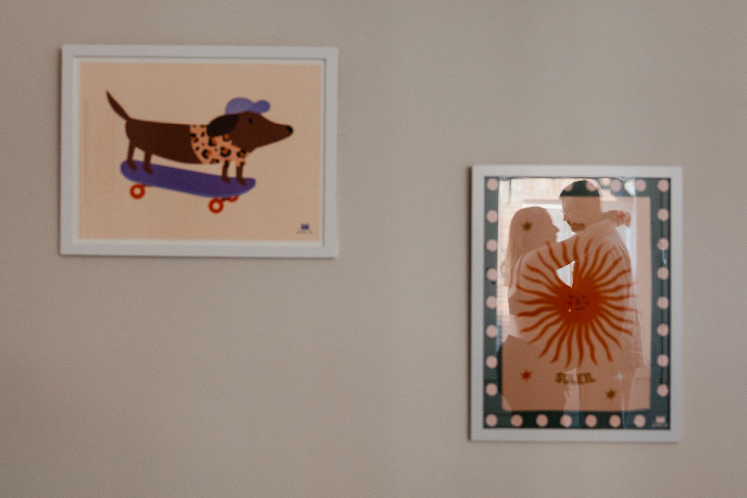 Reflet dans un cadre decoratif de leur maison, seance photo femme enceinte Lille, l’intimite et la continuite de l'histoire du couple