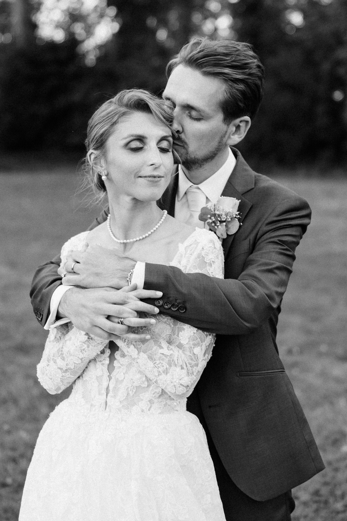 Instant complice des maries lors de leur seance photo au soleil couchant capture par une photographe de mariage professionnelle a Lille.