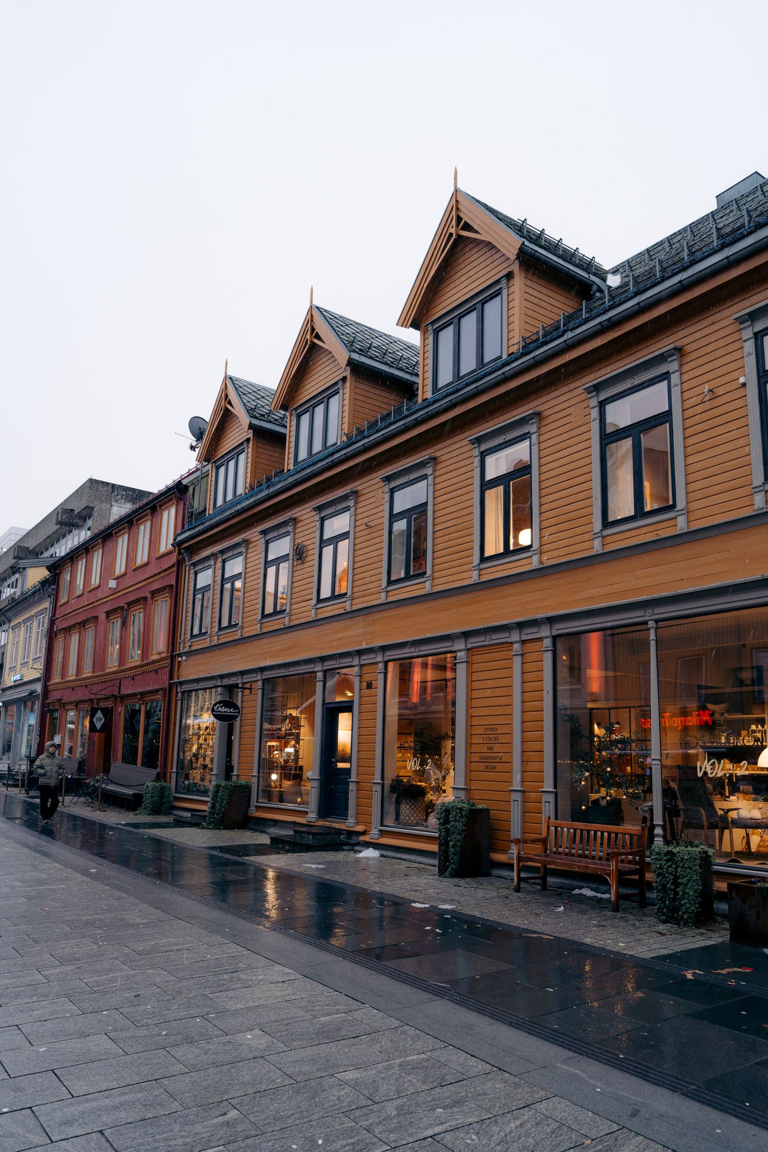 centre-ville de tromso storgata avec facades colorées en hiver