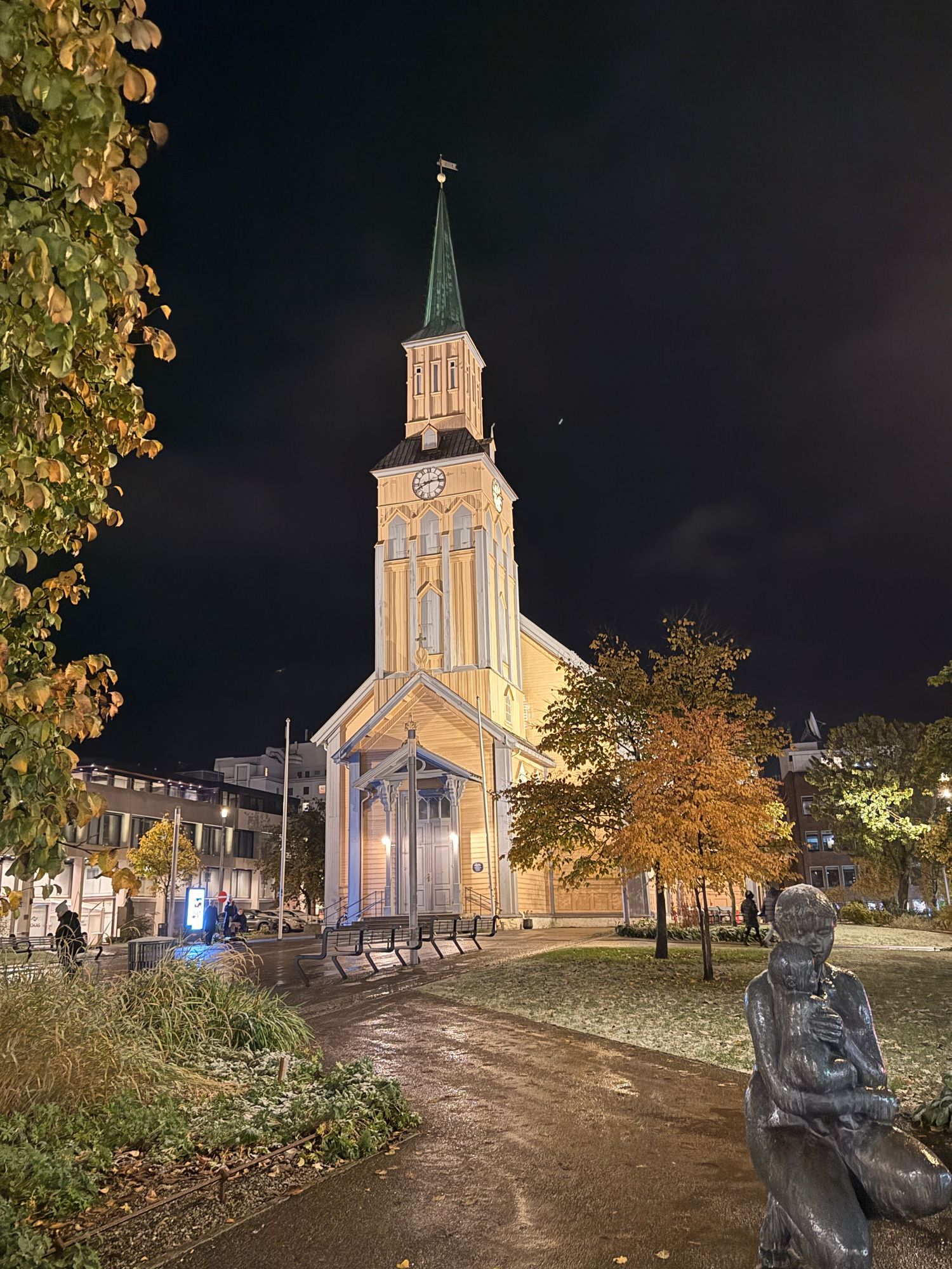 eglise en bois tromso domkirke la nuit en hiver