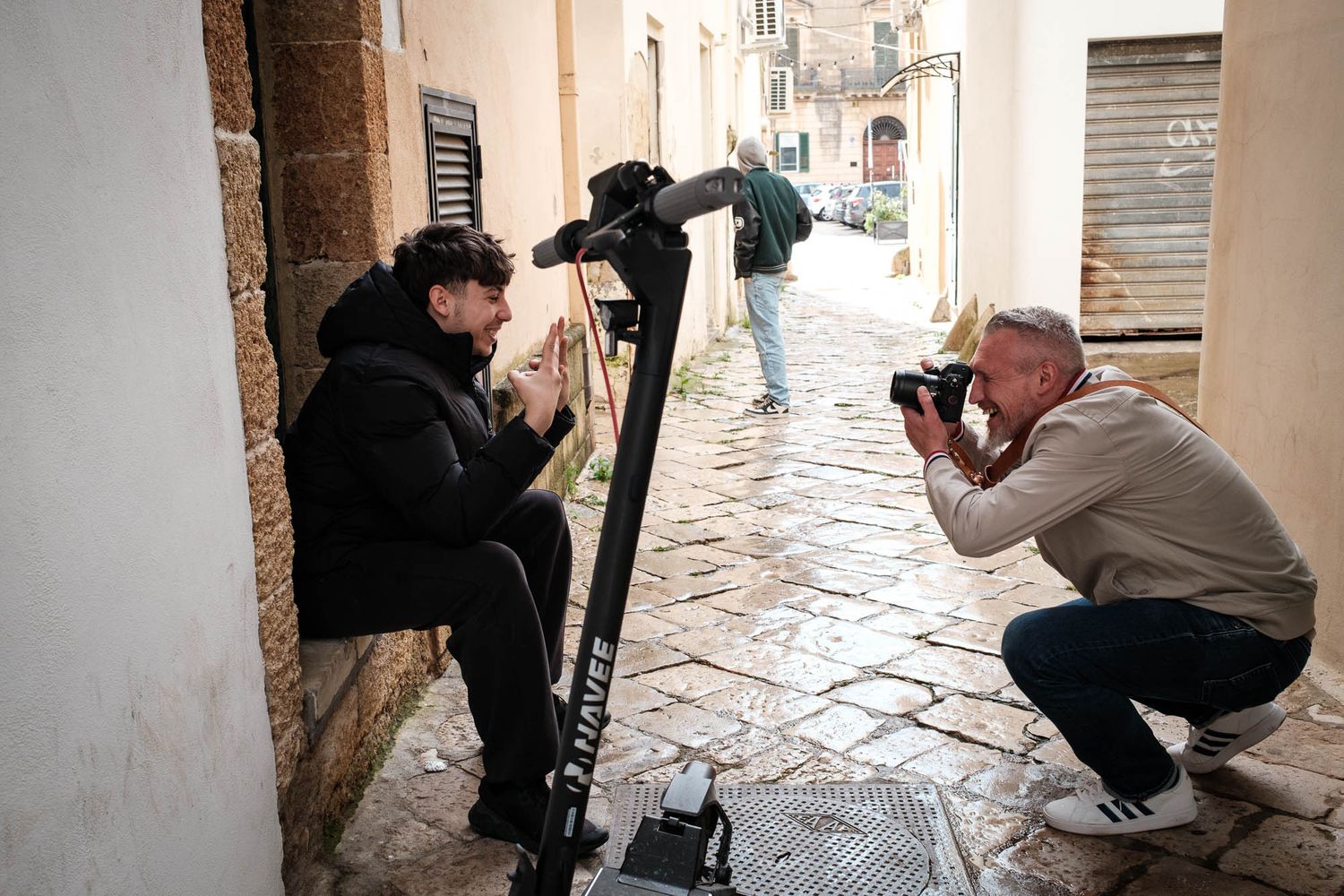 Bart Boodts maakt spontaan portret van jonge man in smalle steeg, met focus op interactie, emotie en storytelling in het straatbeeld.