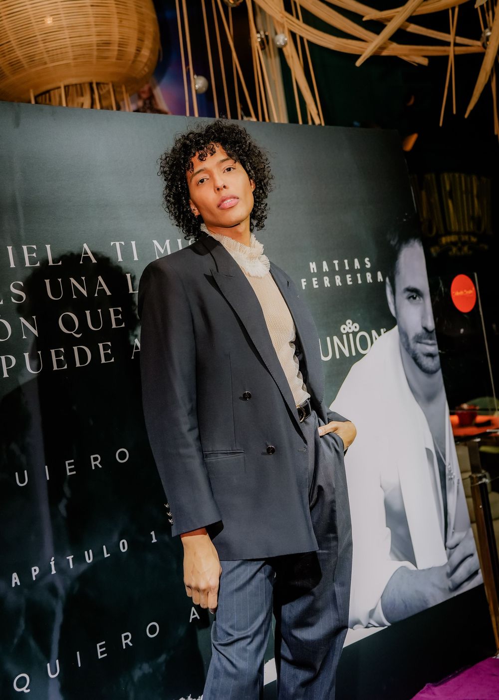 Invitada posando en photocall durante evento social en interior