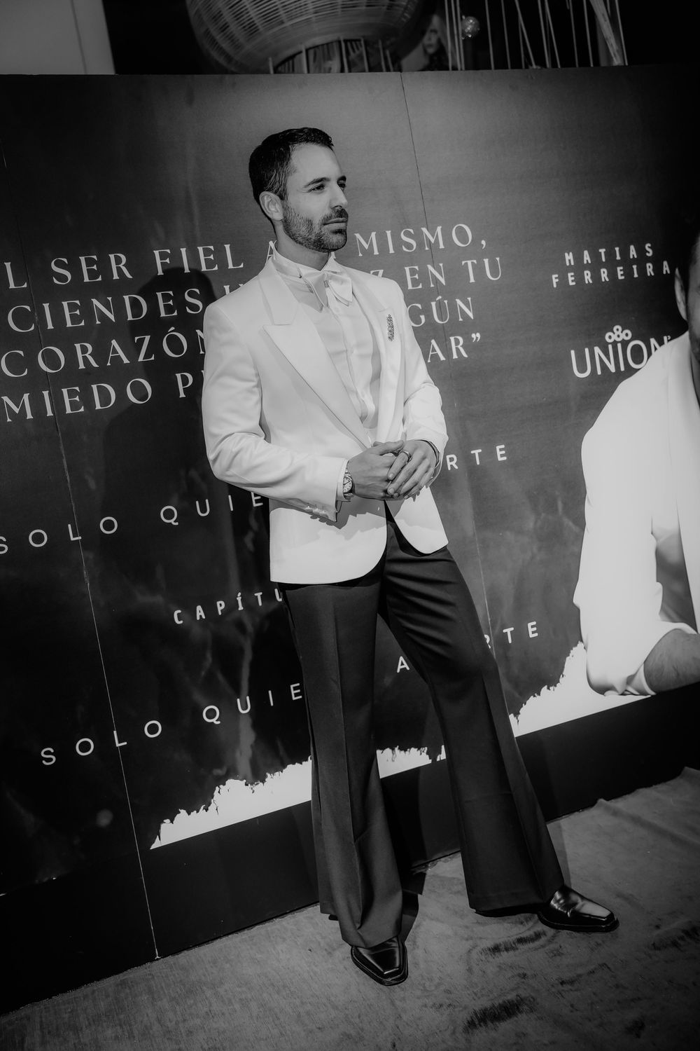 el cantante Matías Ferreira posando en un photocall