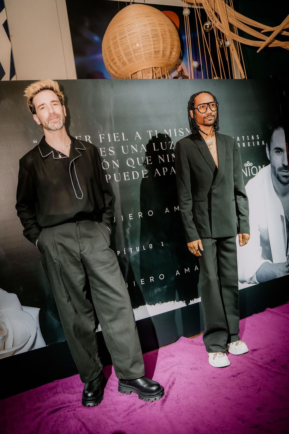 el actor Griffin Matthews posando frente a photocall durante evento social nocturno
