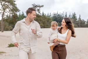 jong gezin, gefotografeerd op een zonnige dag op de zandvlakte bij ommen