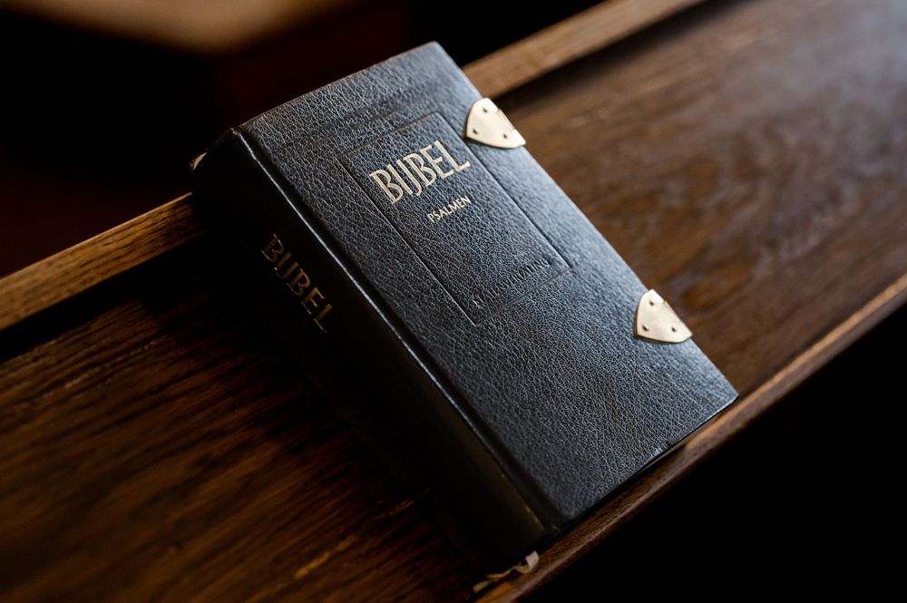 Oude Bijbel tijdens de evangelische kerkdienst in Huizen