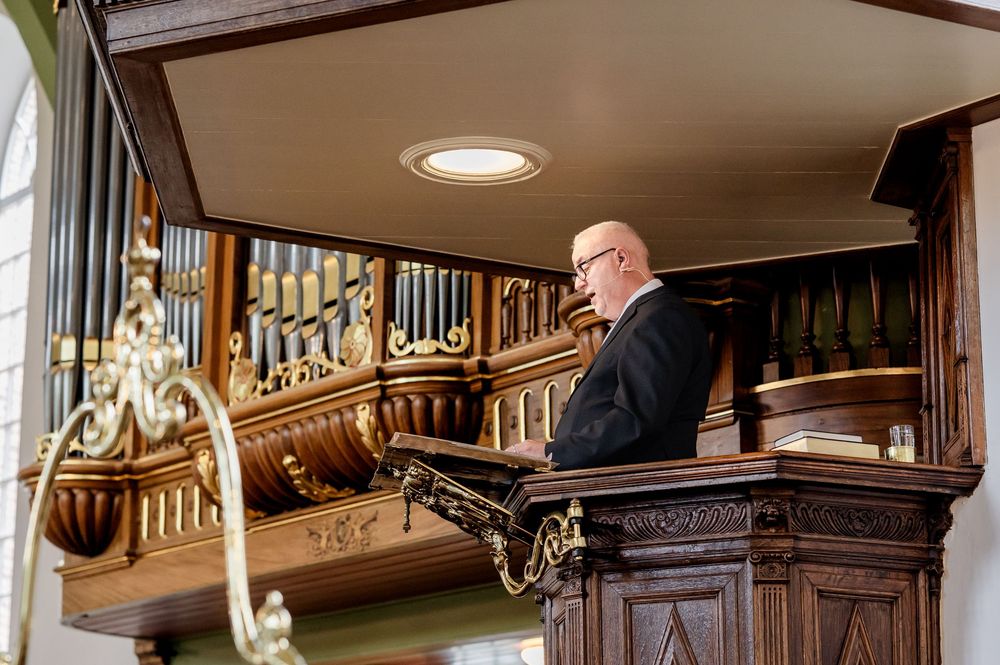 Dominee tijdens de evangelische kerkdienst in Huizen