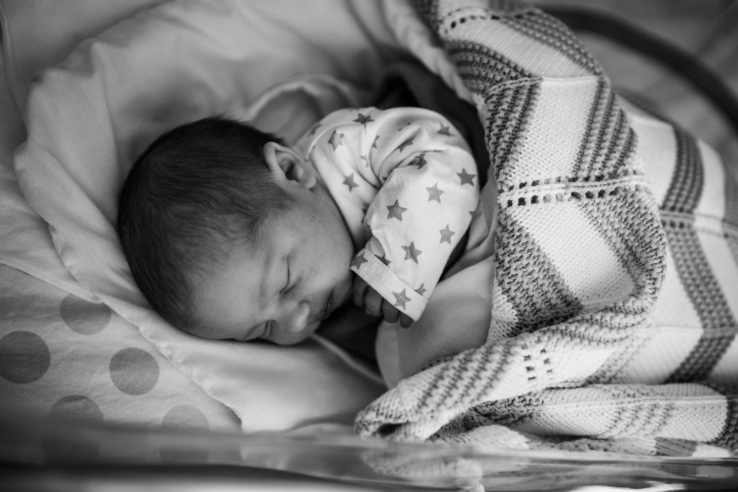 Foceni miminek v porodnici Pardubice, Hradec Králové, Praze a Chrudimi. Profi fotografka Sarka Duchacova. Newborn focení, Fresh 48.