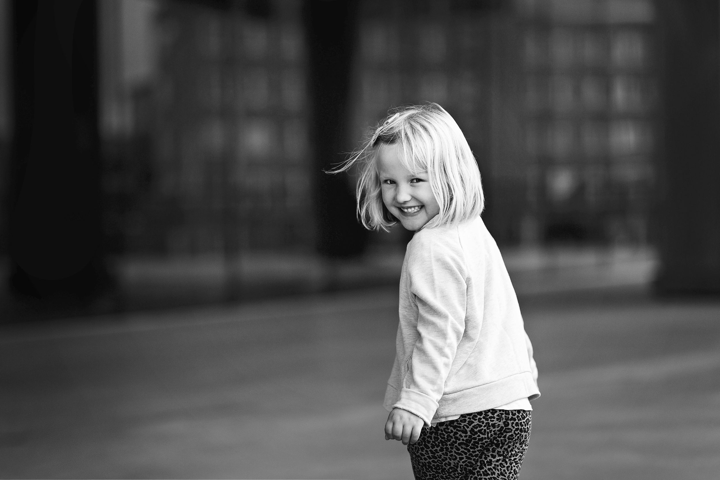 Jeg fotograferer hellere end gerne søskende inde i Århus Midtby. Fotograf Århus. Familiebilleder Aarhus.