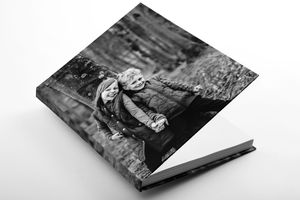 søskende fotografers i skoven hele året rundt hos børnefotograf fotograf jane søndberg familiebilleder