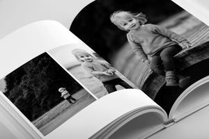 Fotograf i Århus fotograferer børn på stranden i naturens flotte farve. Årstiderne skifter hos Fotograf Jane Søndberg.