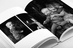 Hos Fotograf Jane Søndberg Århus finder I de fineste fotobøger, som I aldrig bliver trætte af at kigge i. Børnefotograf  Familiefotograf
