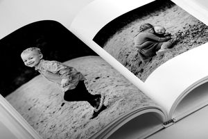 Strandtur med søskende med Fotograf Jane Søndberg. Fineste fotobøger hos førende fotograf i Hammel. Fotograf Familiefotograf.