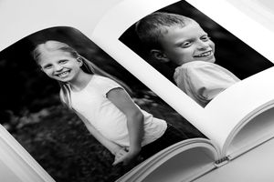 Tvillingefotografering i skoven. Fineste fotobøger hos førende fotograf i Hammel. Fotograf Familiefotograf. Foto Randers.