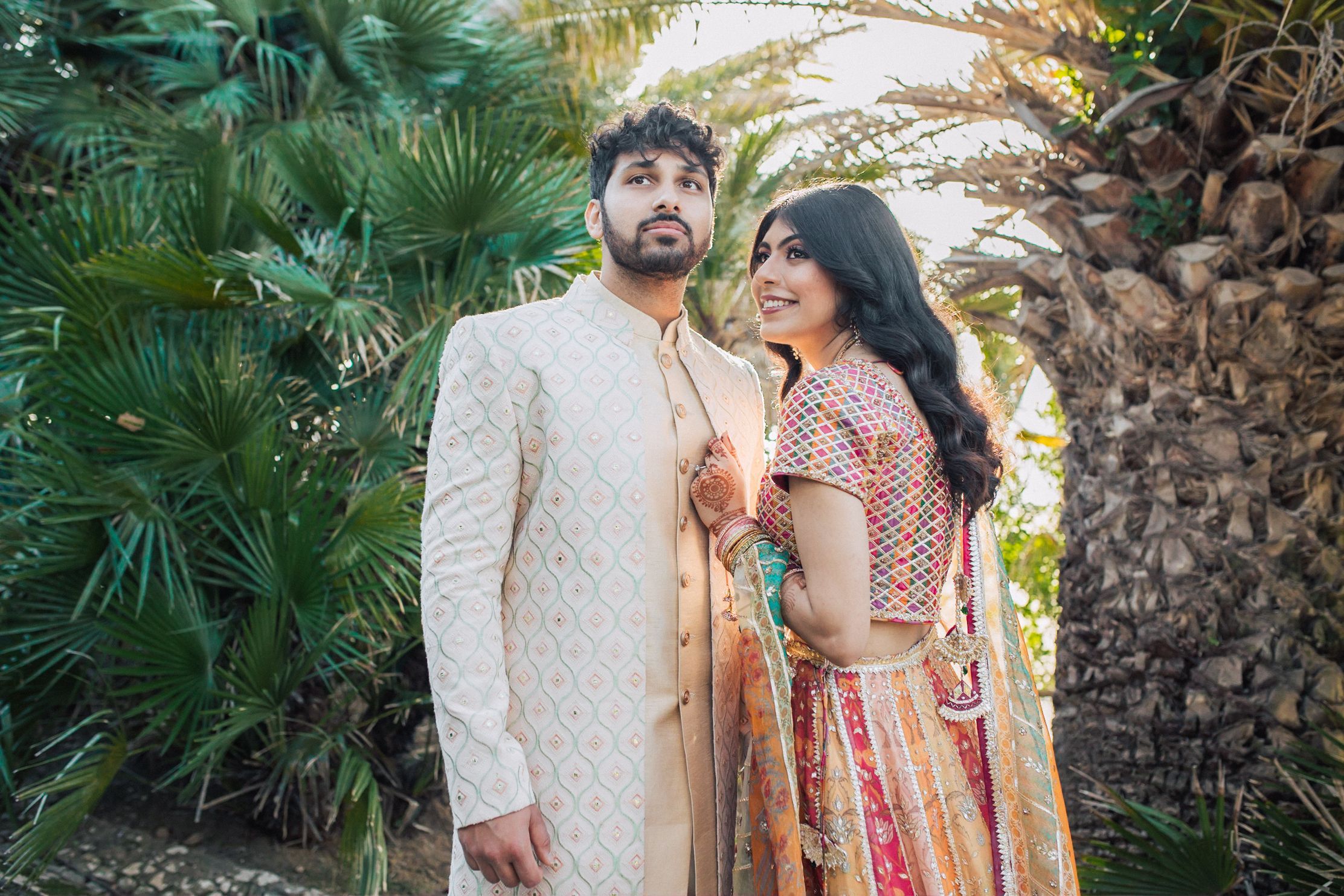Indian wedding at Forte da Cruz with vibrant colors, joyful moments, and stylish details by Portugal wedding photographer Regina.