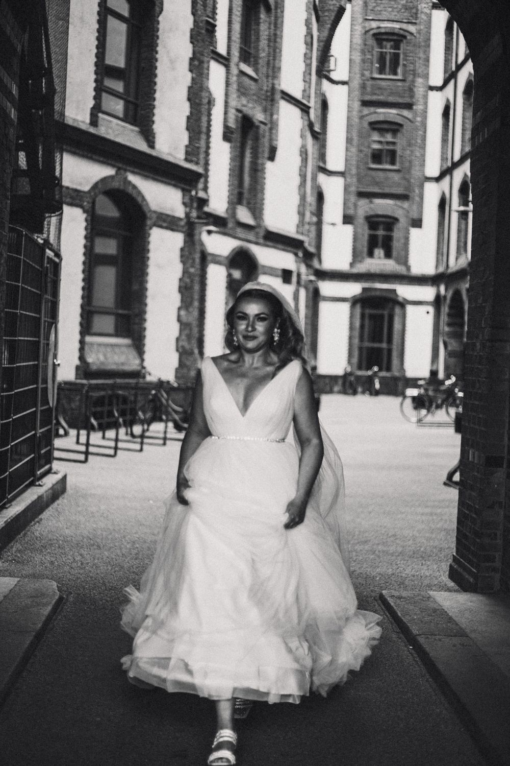 Hochzeitstanz, Brautpaar, Hochzeit, bride, groom, fist dance, first look, love, wedding, elegant , speicherstadt hamburg, vogue,