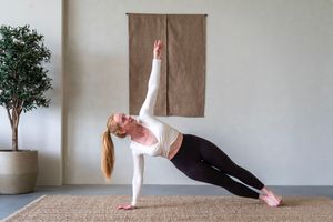 Ondernemer in sportieve outfit poseert tijdens brandingshoot